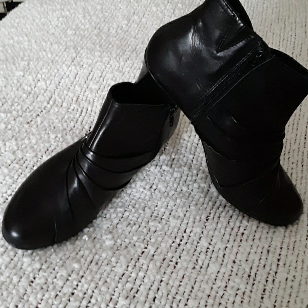 Easy spirit black boots--2&1/4" heel